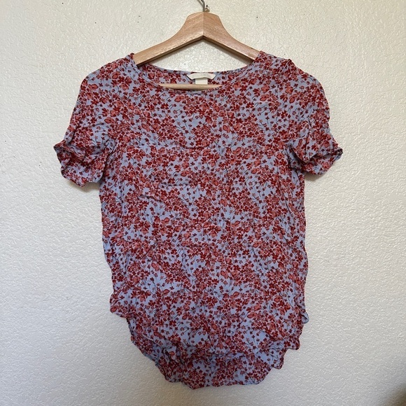 H&M Crepe Blue Red Floral Pattern Print Short Sleeve Rayon Blouse Shirt Womens - Picture 2 of 6